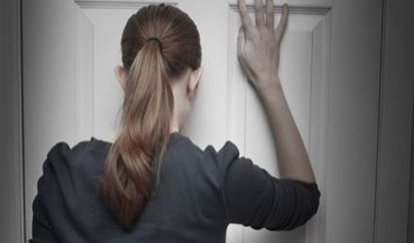 Bewoner wacht voor een gesloten voordeur in Tilburg Bewoner wacht voor een gesloten voordeur in Tilburg